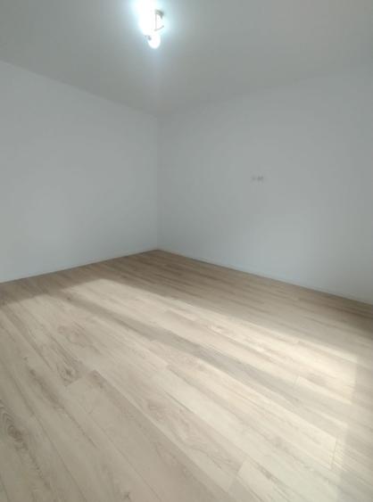 Apartament cu 3 camere decomandat în Malu Roșu