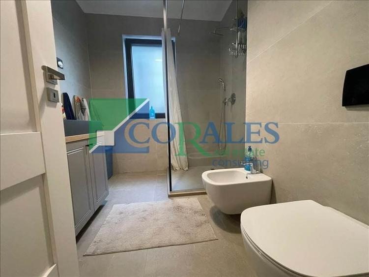 Casă individuală cu 8 camere cu Canalizare în Dumbrăvița