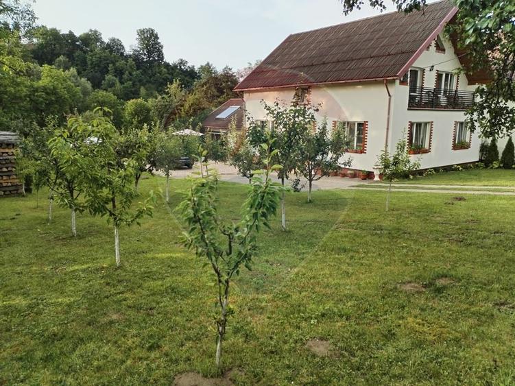 Casă individuală cu 6 camere cu Teren 3275 Mp în Periferie