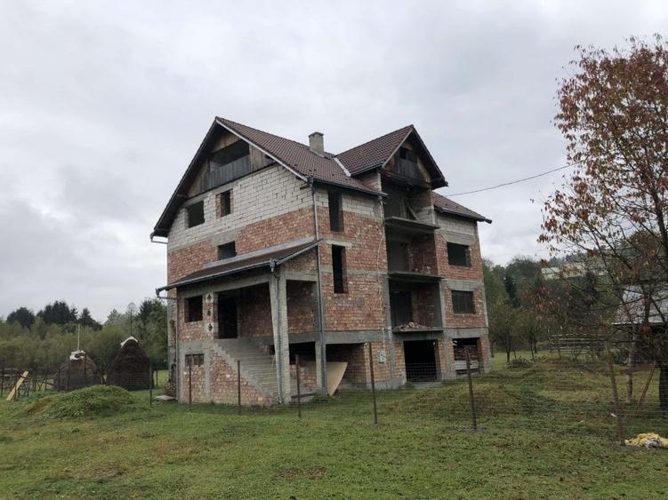 Casă individuală cu 11 camere cu Teren 1119 Mp în Moisei