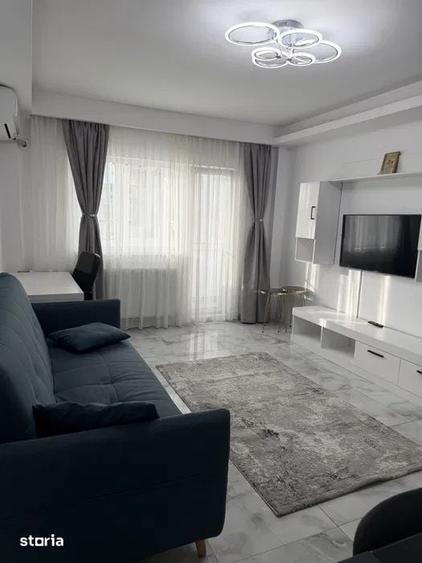 Apartament cu 3 camere semidecomandat în Tineretului