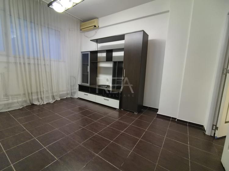 Apartament cu 3 camere circular, mobilat în P-ța Romană
