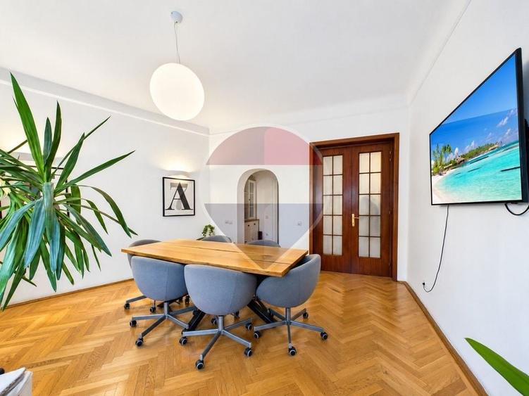Apartament cu 5 camere semidecomandat, mobilat în Moșilor