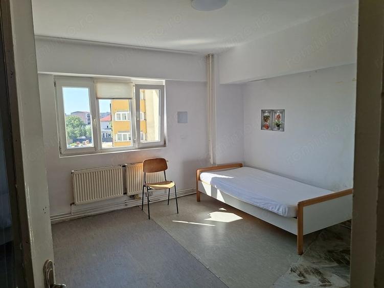 Apartament cu 4 camere decomandat în Micro 17