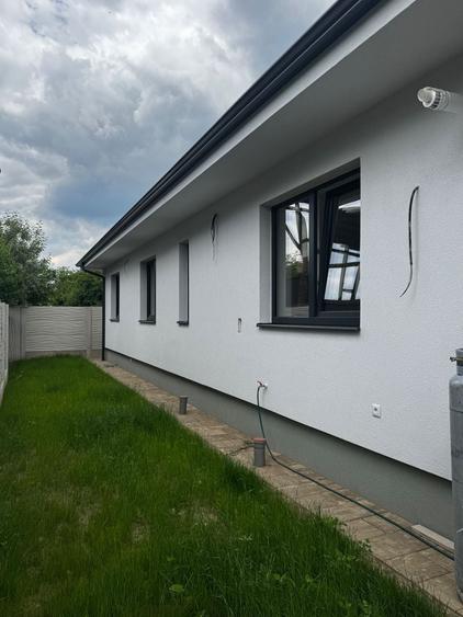 Casă individuală cu 4 camere cu Canalizare în Micești