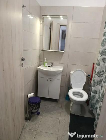 Garsonieră decomandată în Roșu