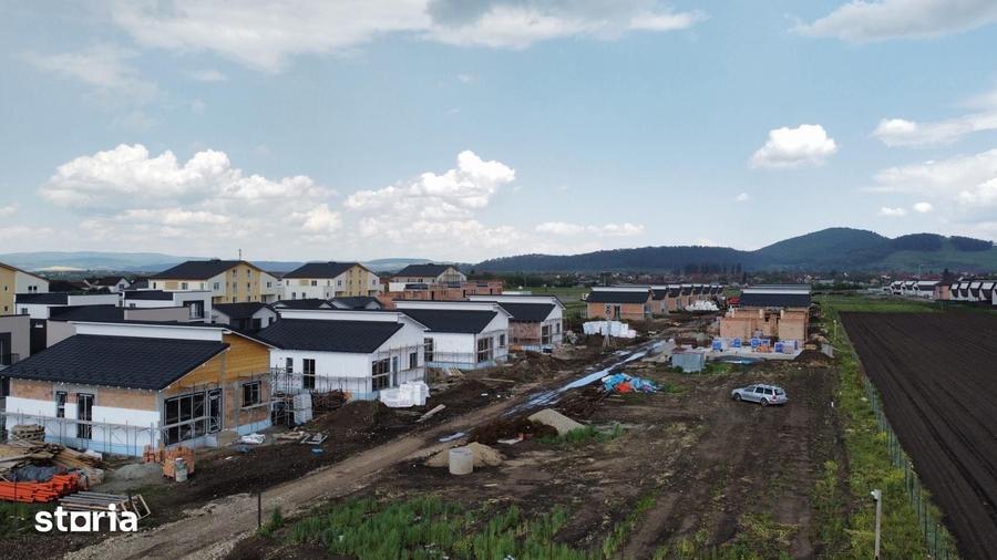 Casă cu 4 camere cu Teren 470 Mp în Sânpetru