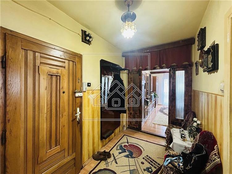 Apartament cu 4 camere semidecomandat în Turnișor