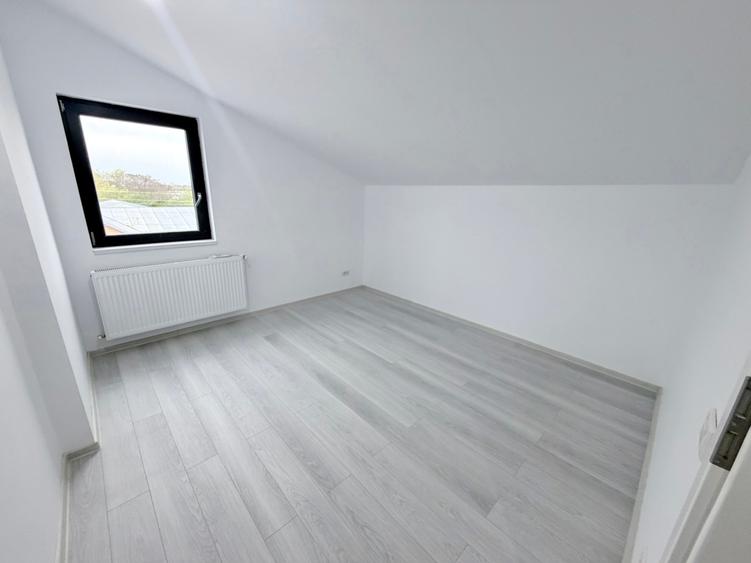 Duplex cu 7 camere cu Canalizare în Sud