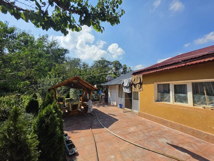 Casă cu 4 camere în Comana