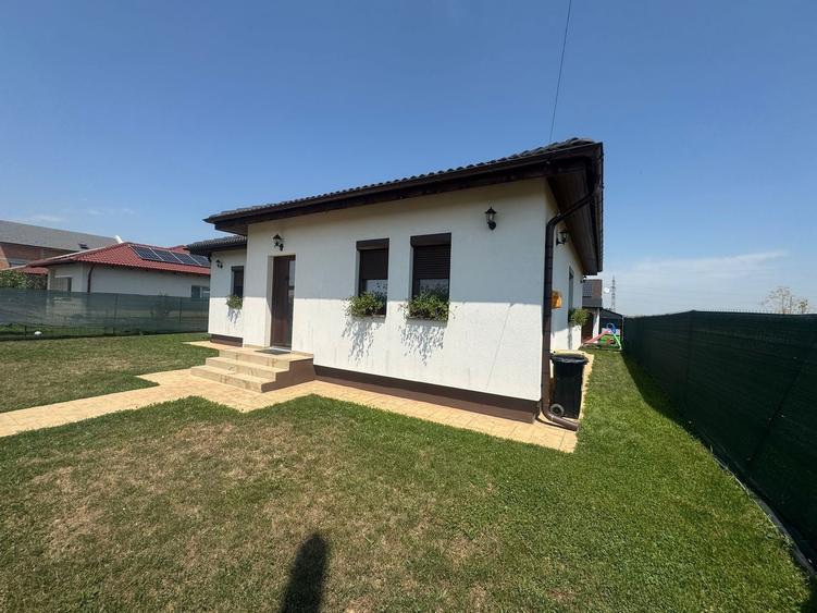 Casă individuală cu 4 camere cu Canalizare în Moșnița Nouă