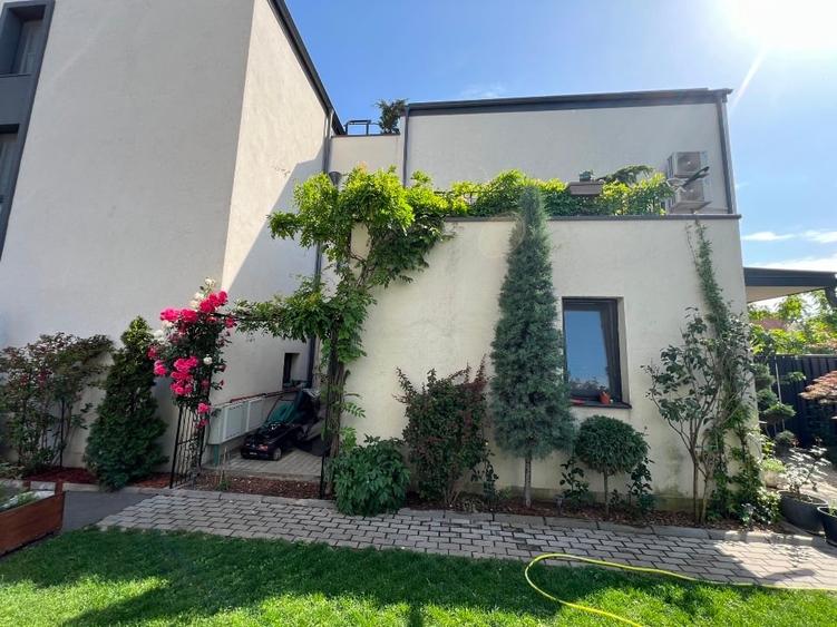 Duplex cu 5 camere cu Canalizare în Central