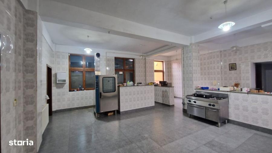Spațiu comercial, de 800 mp, în Rovine