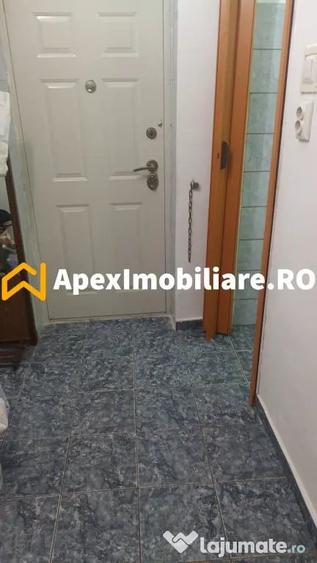 Garsonieră decomandată în Titan