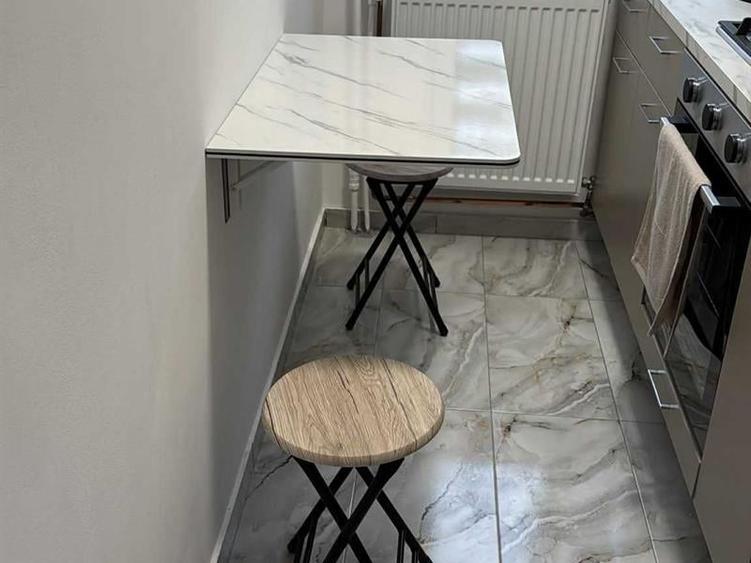Apartament cu 2 camere semidecomandat, mobilat în Craiovița Nouă