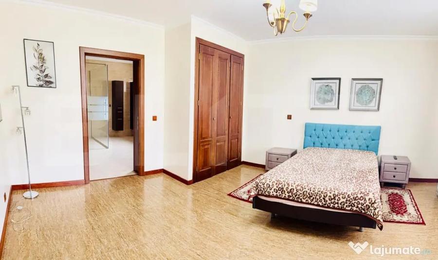 Casă cu 7 camere cu Teren 959 Mp în Central
