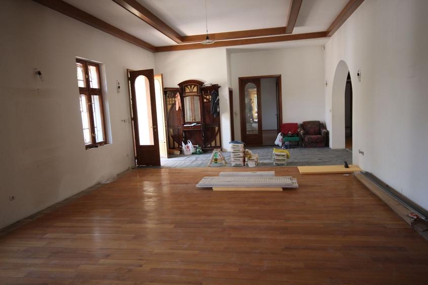 Casă individuală cu 6 camere cu Canalizare în Badea Cârțan