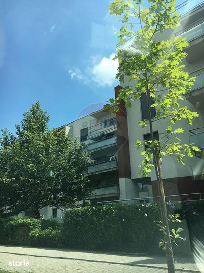 Apartament cu 4 camere semidecomandat, mobilat în Băneasa