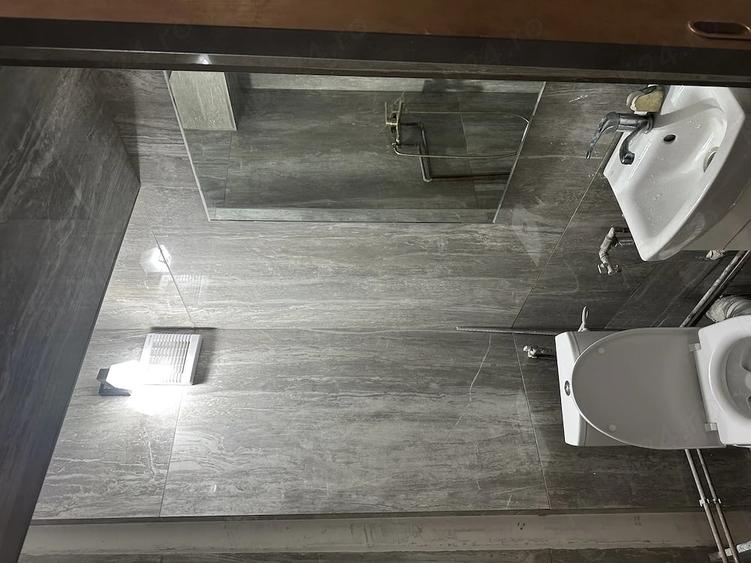 Apartament cu 3 camere nedecomandat în Tei