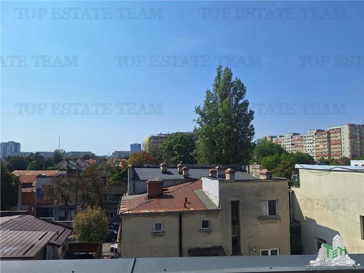 Casă individuală cu 7 camere cu Teren 170 Mp în Tei