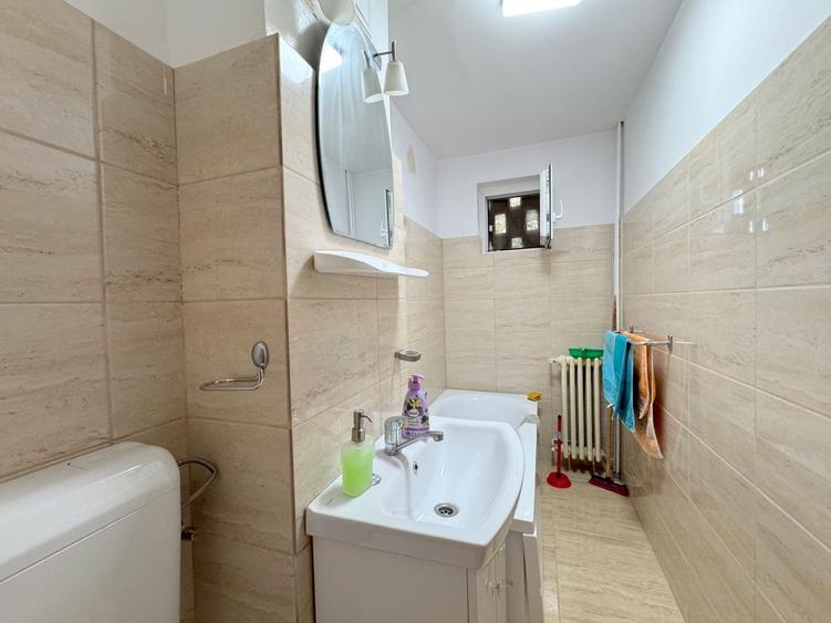 Apartament cu 3 camere semidecomandat, mobilat în Dacia