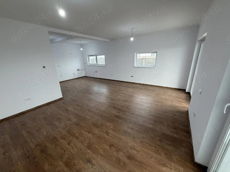 Casă cu 5 camere în Săcălaz