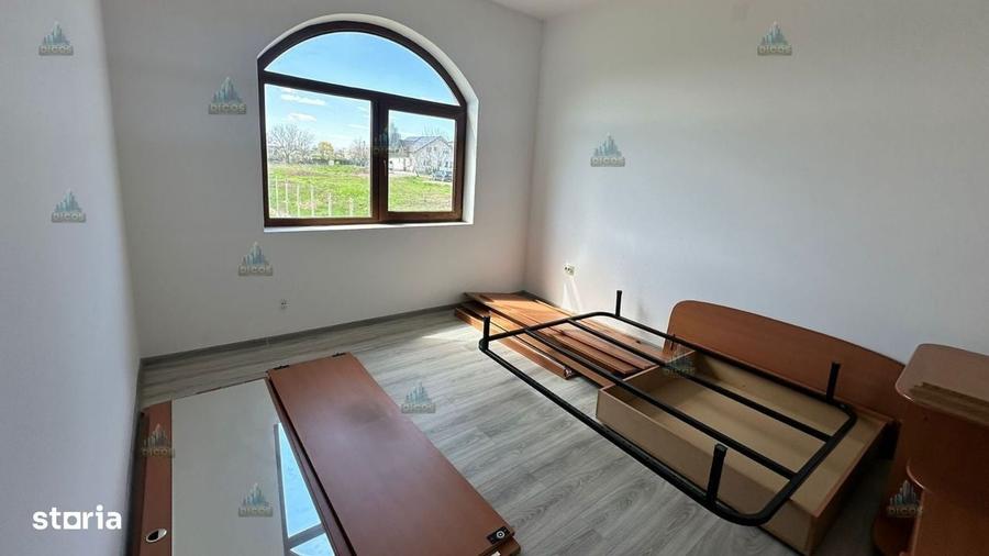 Casă cu 4 camere în Remuș