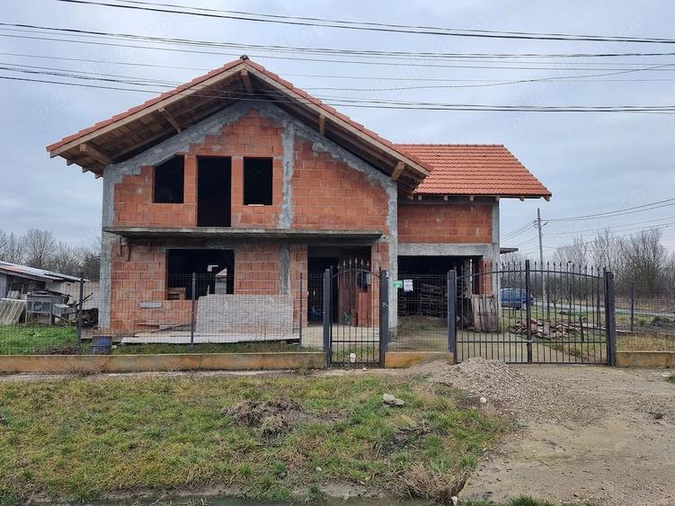 Casă cu 3 camere cu Teren 300 Mp în Bacova