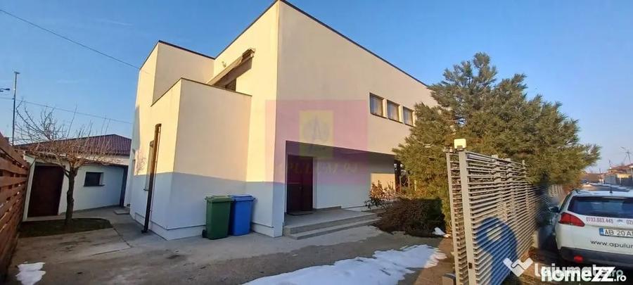 Casă cu 7 camere cu Teren 508 Mp în Săbăreni