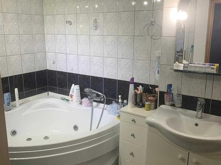 Apartament cu 4 camere decomandat în Burdujeni