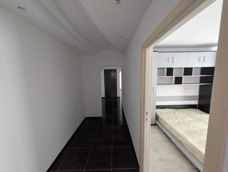 Apartament cu 3 camere decomandat în Calarași 4