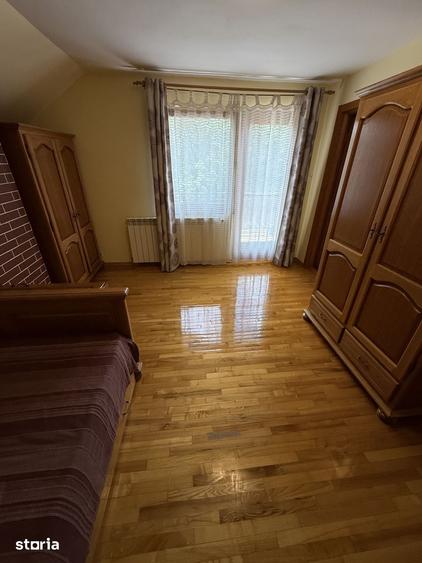 Casă cu 5 camere cu Teren 7200 Mp în Mănăstirea Cașin