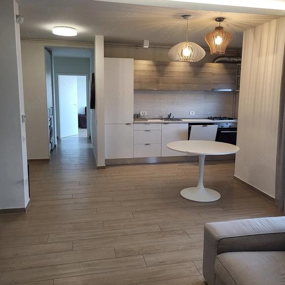 Apartament cu 3 camere semidecomandat în Dumbrăvița
