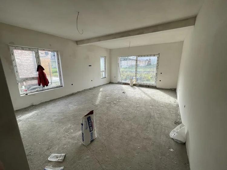 Duplex cu 4 camere cu Canalizare în Florești