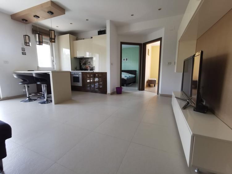 Apartament cu 3 camere decomandat în Dumbrăvița