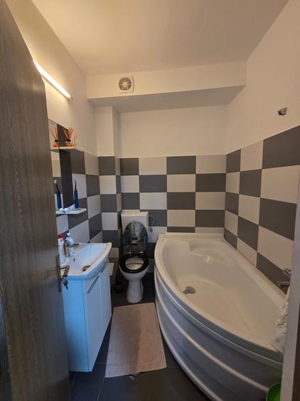 Apartament cu 3 camere semidecomandat în Semicentral