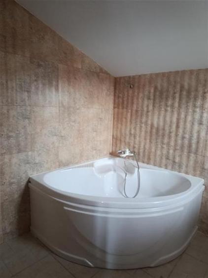 Casă cu 9 camere cu Teren 450 Mp în Ciolpani