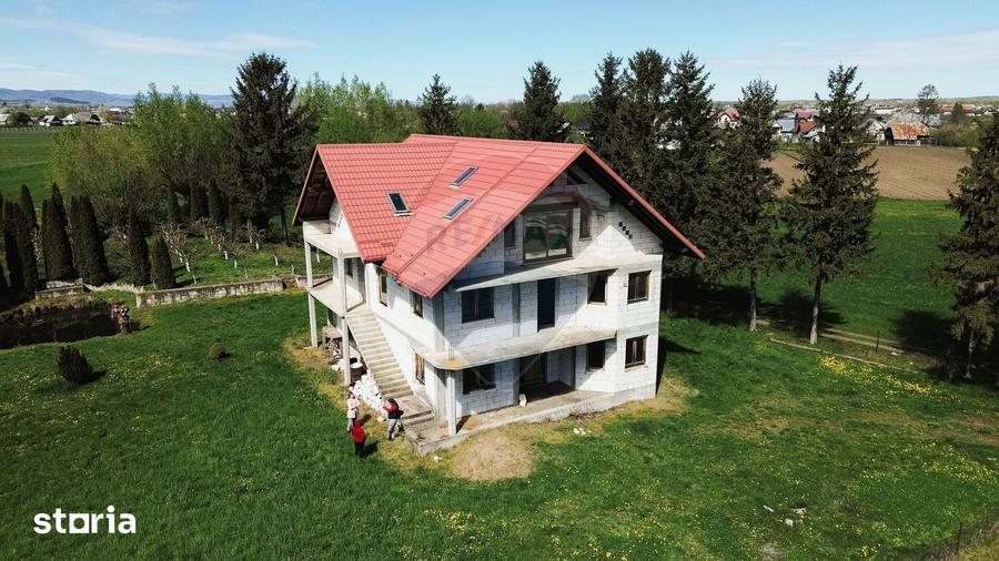 Casă cu 9 camere cu Teren 1674 Mp în Frătăuții Vechi