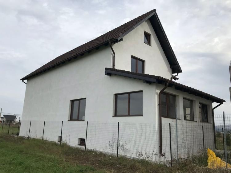 Casă individuală cu 4 camere cu Teren 300 Mp în Partoș