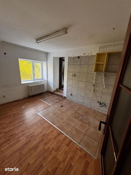 Casă cu 8 camere cu Teren 500 Mp în Iris