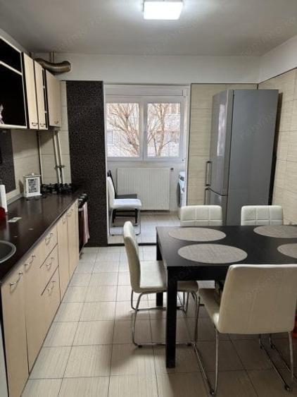 Apartament cu 3 camere semidecomandat în Berceni