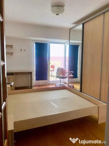 Apartament cu 4 camere decomandat, mobilat în Decebal