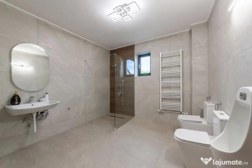 Casă cu 8 camere cu Teren 1000 Mp în Central