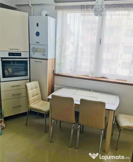 Apartament cu 3 camere decomandat în Tractorul