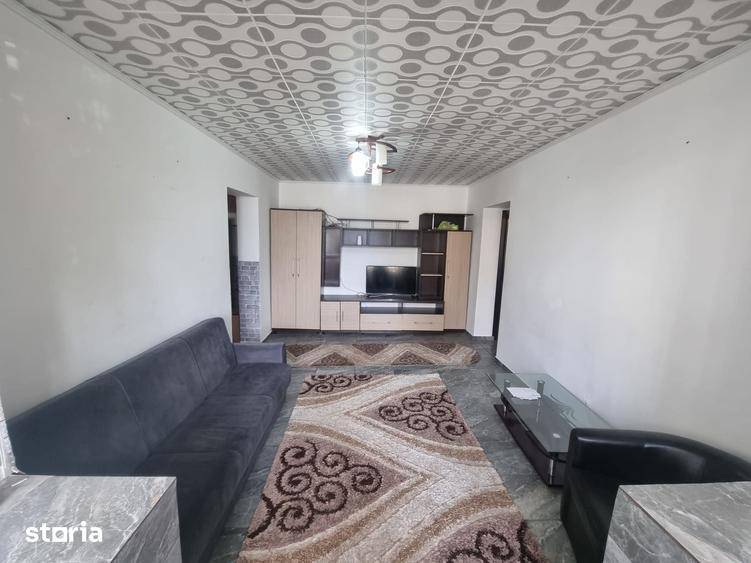 Apartament cu 3 camere decomandat în Podu Roș