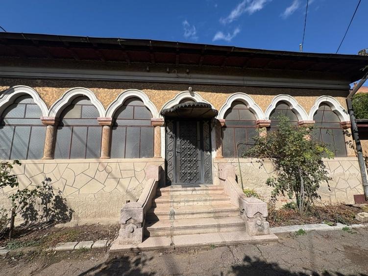 Casă individuală cu 5 camere cu Garaj în Republicii