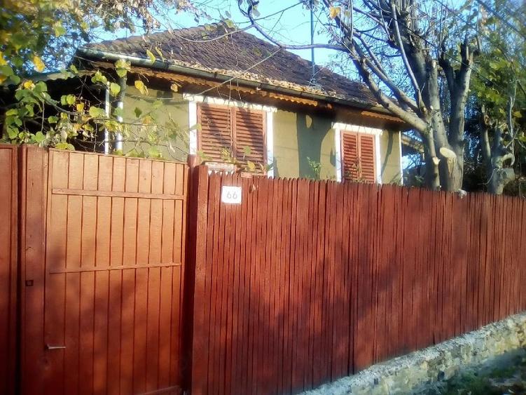 Casă cu Teren 1130 Mp în Teișani