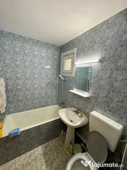 Apartament cu 3 camere semidecomandat în Berceni