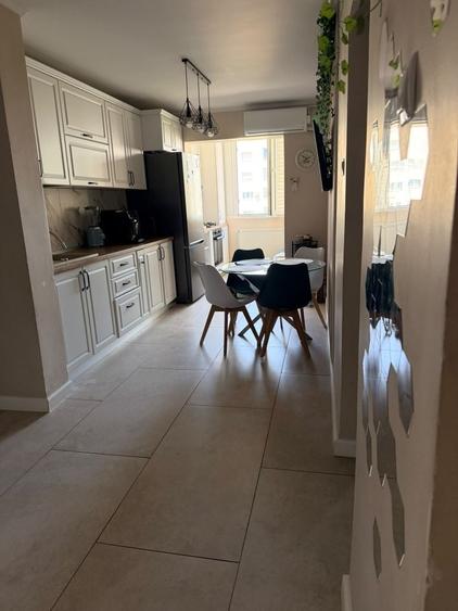 Apartament cu 4 camere semidecomandat în Teiul Doamnei