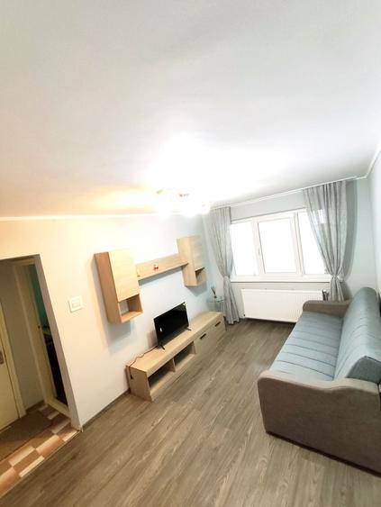 Apartament cu 3 camere semidecomandat, mobilat în Exterior Vest